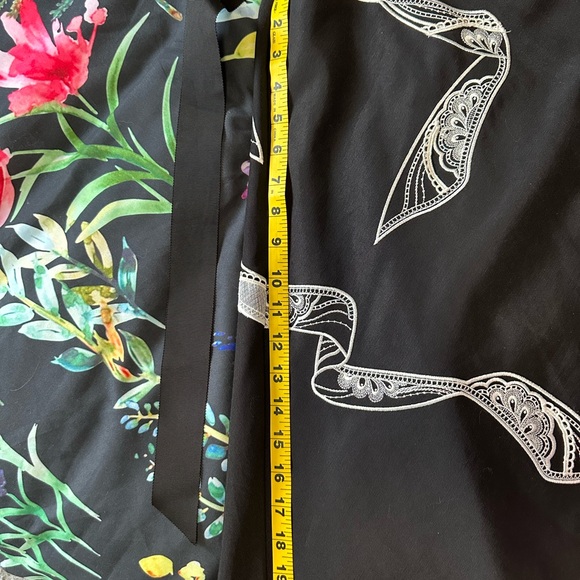 Black dress with white detailed embroidery - Picture 10 of 11